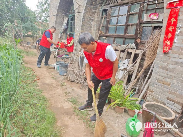 介休市敬老协会组织志愿者在绵山镇马堡村入户特困老人马虎成家中为老人爱心理发料理家务并为老人包爱心饺子 - 第5张 - 山西公益人 介休市敬老协会组织志愿者在绵山镇马堡村入户特困老人马虎成家中为老人爱心理发料理家务并为老人包爱心饺子 - 第5张