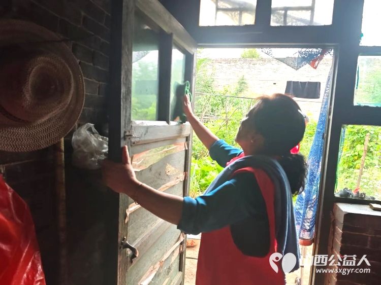 介休市敬老协会组织志愿者在绵山镇马堡村入户特困老人马虎成家中为老人爱心理发料理家务并为老人包爱心饺子 - 第6张 - 山西公益人 介休市敬老协会组织志愿者在绵山镇马堡村入户特困老人马虎成家中为老人爱心理发料理家务并为老人包爱心饺子 - 第6张