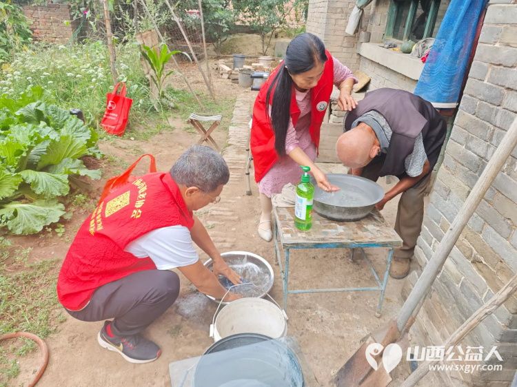 介休市敬老协会组织志愿者在绵山镇马堡村入户特困老人马虎成家中为老人爱心理发料理家务并为老人包爱心饺子 - 第2张 - 山西公益人 介休市敬老协会组织志愿者在绵山镇马堡村入户特困老人马虎成家中为老人爱心理发料理家务并为老人包爱心饺子 - 第2张