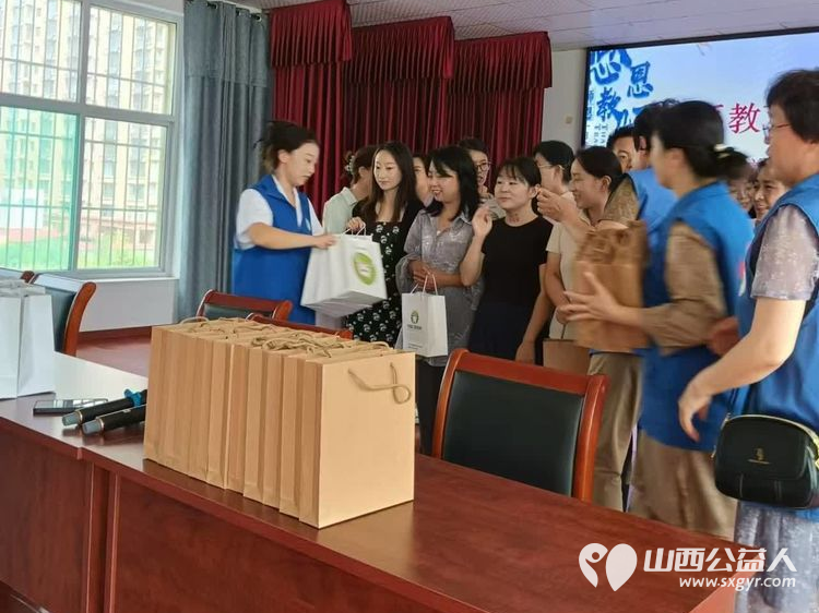 致敬特教老师!长治小雨点公益志愿者协会来到上党区特殊教育学校看望那些可爱的老师们并祝他们节日快乐 - 第3张 - 山西公益人 致敬特教老师!长治小雨点公益志愿者协会来到上党区特殊教育学校看望那些可爱的老师们并祝他们节日快乐 - 第3张
