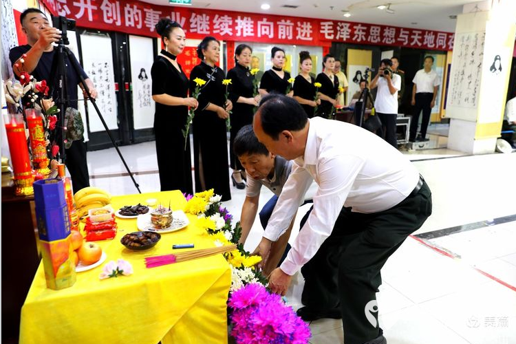 《怀念毛泽东》山西三晋文化研究会红色文化交流中心,在太原千峰南路八方商城举行纪念活动 - 第20张 - 山西公益人 《怀念毛泽东》山西三晋文化研究会红色文化交流中心,在太原千峰南路八方商城举行纪念活动 - 第20张