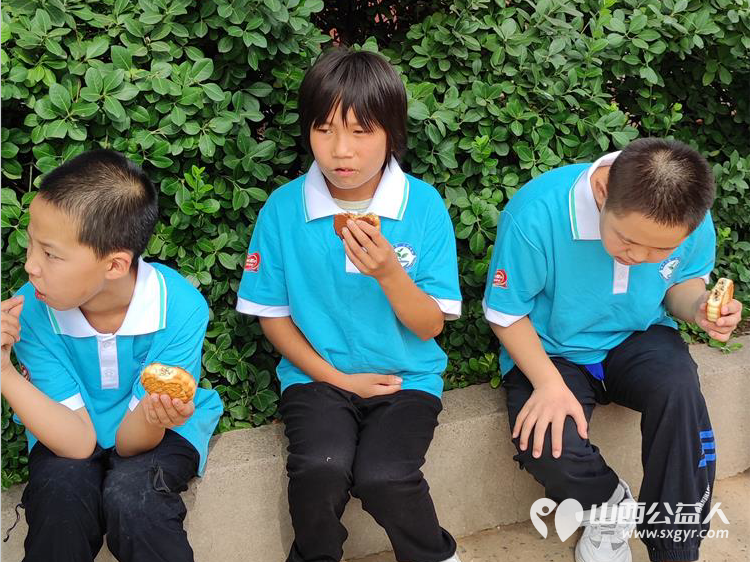 长治圆梦公益协会举办感恩教师传递爱与温暖活动向黎城县博爱特殊教育学校的校长和老师们献上我们的一份关爱和感激 - 第37张