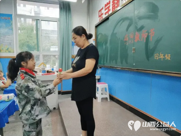 恩师倾情播撒爱同心共筑中国梦----太原市尖草坪区杨家小学庆祝第40个教师节活动同学们心怀感激，用诚挚的心向老师们送出了祝福 - 第7张