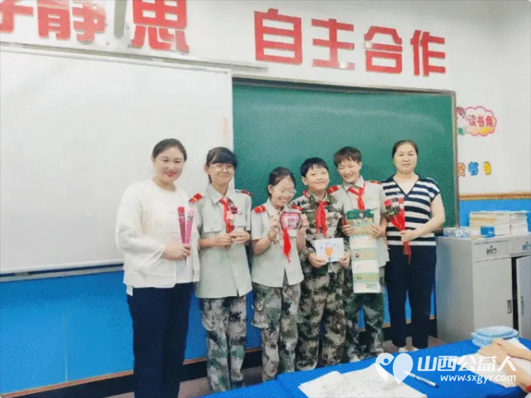 恩师倾情播撒爱同心共筑中国梦----太原市尖草坪区杨家小学庆祝第40个教师节活动同学们心怀感激，用诚挚的心向老师们送出了祝福 - 第8张