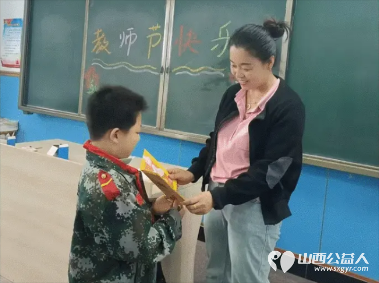 恩师倾情播撒爱同心共筑中国梦----太原市尖草坪区杨家小学庆祝第40个教师节活动同学们心怀感激，用诚挚的心向老师们送出了祝福 - 第11张