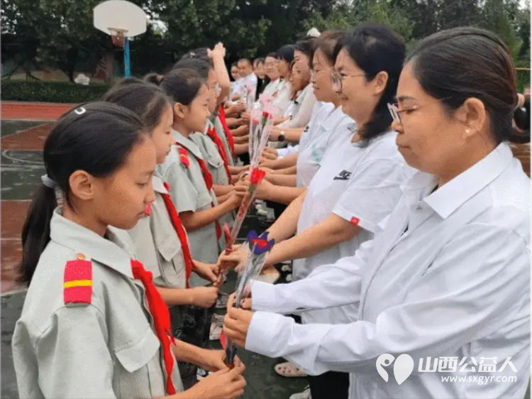 恩师倾情播撒爱同心共筑中国梦----太原市尖草坪区杨家小学庆祝第40个教师节活动同学们心怀感激，用诚挚的心向老师们送出了祝福 - 第23张