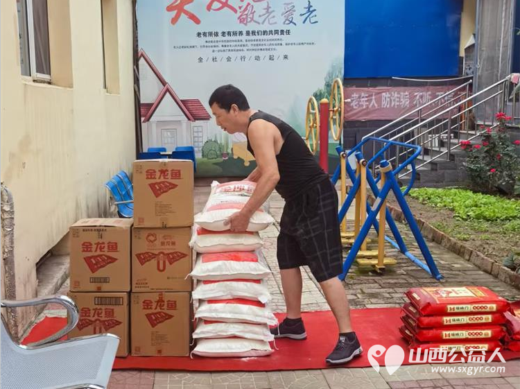 太原市杏花岭区民政局来东岳养老院慰问老人们给养老院的老人送来米面油 - 第5张