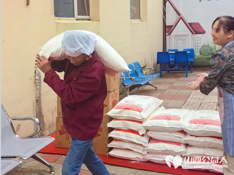 太原市杏花岭区民政局来东岳养老院慰问老人们给养老院的老人送来米面油 - 第9张