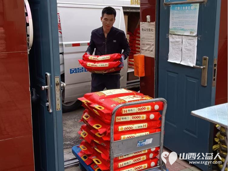 太原市杏花岭区民政局来东岳养老院慰问老人们给养老院的老人送来米面油 - 第4张