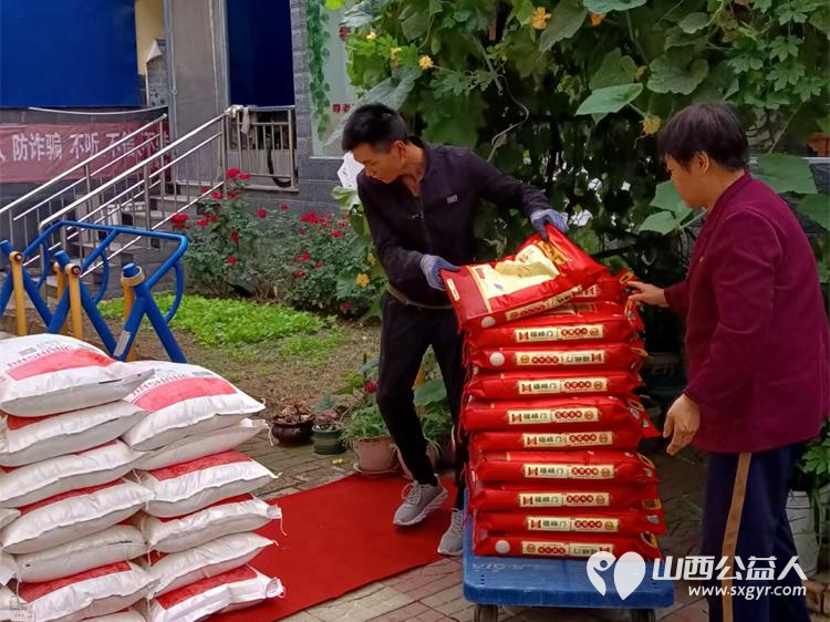 太原市杏花岭区民政局来东岳养老院慰问老人们给养老院的老人送来米面油 - 第3张