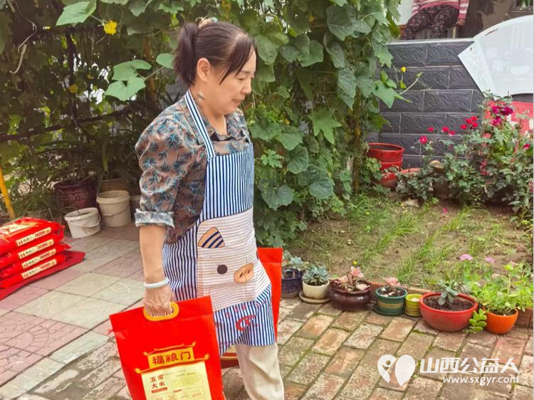 太原市杏花岭区民政局来东岳养老院慰问老人们给养老院的老人送来米面油 - 第6张