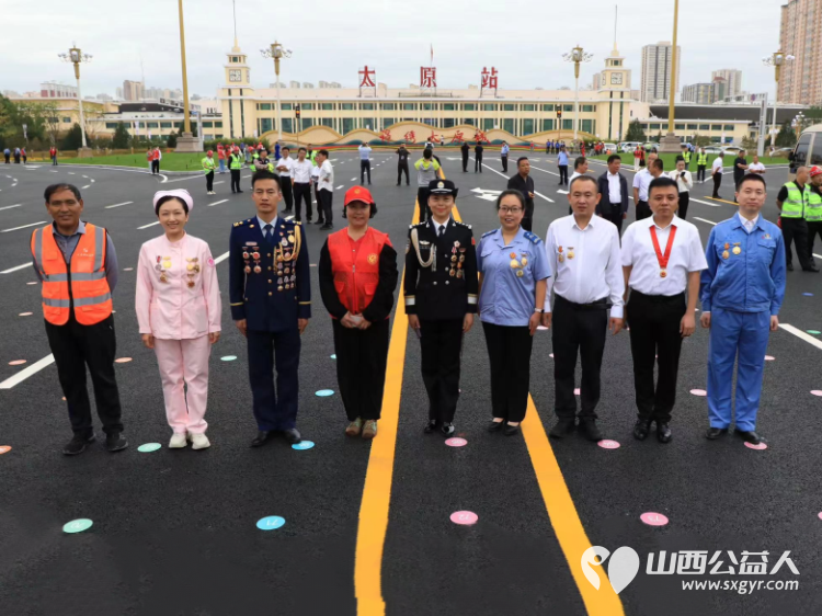 山西省省城学雷锋志愿服务总团的六十名优秀志愿者在三晋第一迎泽大街通车剪彩庆典的主现场 - 第2张