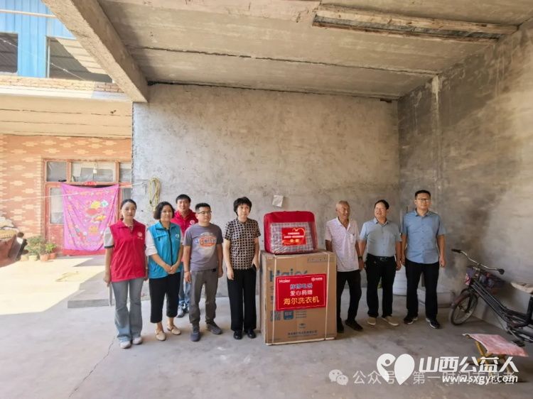 盐湖区慈善总会联合盐湖区第一时间志愿者协会开展了微光成炬善行河东宣传活动爱心企业运城市盐湖区辉博家电有限公司捐赠洗衣机十台 - 第3张 - 山西公益人 盐湖区慈善总会联合盐湖区第一时间志愿者协会开展了微光成炬善行河东宣传活动爱心企业运城市盐湖区辉博家电有限公司捐赠洗衣机十台 - 第3张