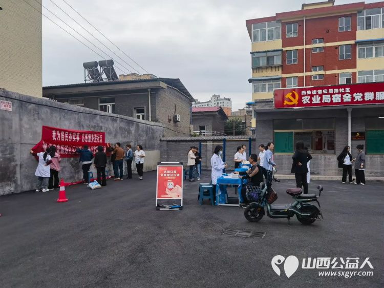 志愿服务进社区健康活动暖人心 9月14日介休市敬老协会走进西关街道宏顺路社区爱心理发健康义诊 - 第2张 - 山西公益人 志愿服务进社区健康活动暖人心 9月14日介休市敬老协会走进西关街道宏顺路社区爱心理发健康义诊 - 第2张