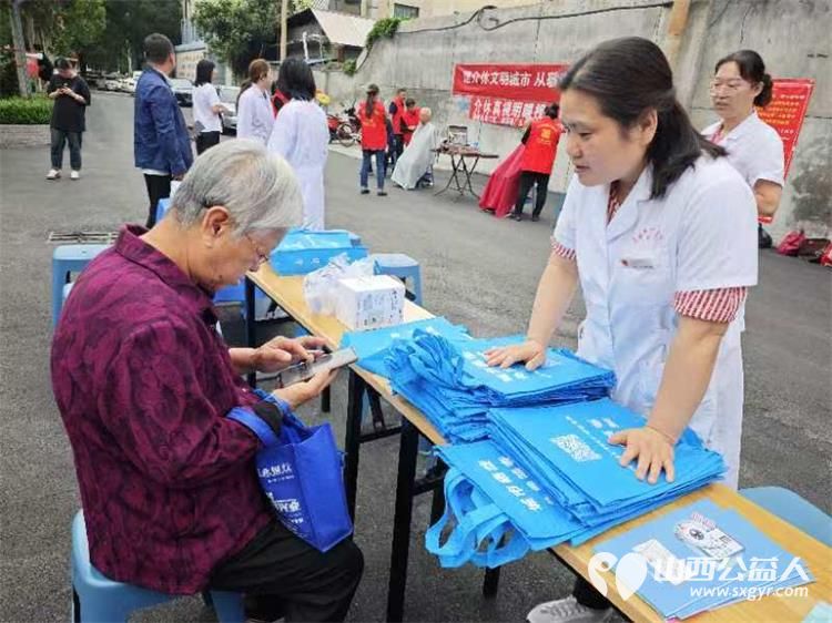 志愿服务进社区健康活动暖人心 9月14日介休市敬老协会走进西关街道宏顺路社区爱心理发健康义诊 - 第21张 - 山西公益人 志愿服务进社区健康活动暖人心 9月14日介休市敬老协会走进西关街道宏顺路社区爱心理发健康义诊 - 第21张