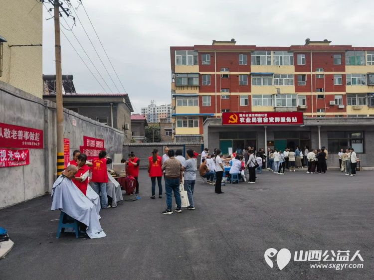 志愿服务进社区健康活动暖人心 9月14日介休市敬老协会走进西关街道宏顺路社区爱心理发健康义诊 - 第4张 - 山西公益人 志愿服务进社区健康活动暖人心 9月14日介休市敬老协会走进西关街道宏顺路社区爱心理发健康义诊 - 第4张