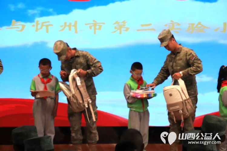 军校共建大爱无疆----忻州市第二实验小学与驻地部队举行爱心结对仪式并向学生赠送慰问品 - 第6张 - 山西公益人 军校共建大爱无疆----忻州市第二实验小学与驻地部队举行爱心结对仪式并向学生赠送慰问品 - 第6张