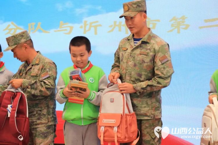 军校共建大爱无疆----忻州市第二实验小学与驻地部队举行爱心结对仪式并向学生赠送慰问品 - 第7张 - 山西公益人 军校共建大爱无疆----忻州市第二实验小学与驻地部队举行爱心结对仪式并向学生赠送慰问品 - 第7张