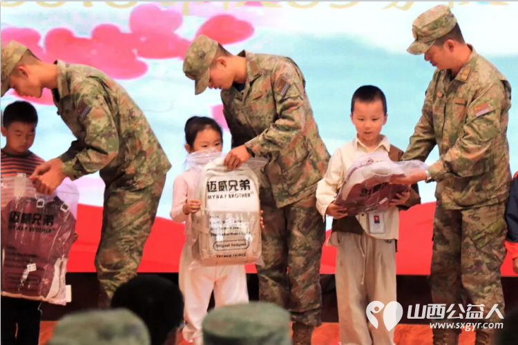 军校共建大爱无疆----忻州市第二实验小学与驻地部队举行爱心结对仪式并向学生赠送慰问品 - 第5张 - 山西公益人 军校共建大爱无疆----忻州市第二实验小学与驻地部队举行爱心结对仪式并向学生赠送慰问品 - 第5张