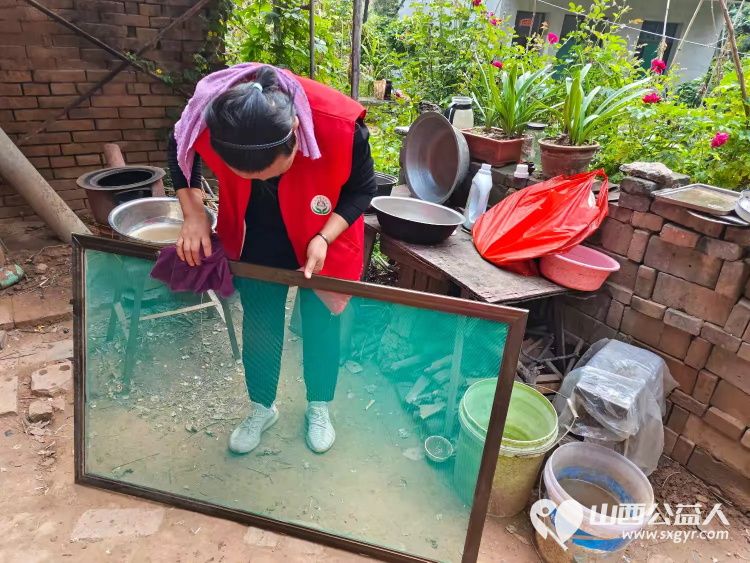 介休市敬老协会志愿者走进绵山镇常乐村入户特困老人88岁乔玉琪家中为老人擦玻璃料理家务送上贴心的服务 - 第9张 - 山西公益人 介休市敬老协会志愿者走进绵山镇常乐村入户特困老人88岁乔玉琪家中为老人擦玻璃料理家务送上贴心的服务 - 第9张