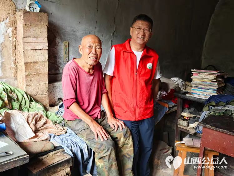 介休市敬老协会志愿者走进绵山镇常乐村入户特困老人88岁乔玉琪家中为老人擦玻璃料理家务送上贴心的服务 - 第2张 - 山西公益人 介休市敬老协会志愿者走进绵山镇常乐村入户特困老人88岁乔玉琪家中为老人擦玻璃料理家务送上贴心的服务 - 第2张