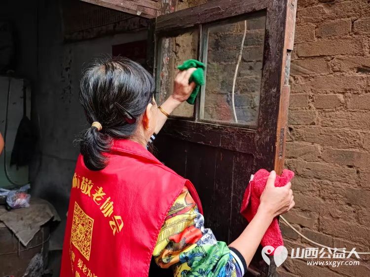 介休市敬老协会志愿者走进绵山镇常乐村入户特困老人88岁乔玉琪家中为老人擦玻璃料理家务送上贴心的服务 - 第21张 - 山西公益人 介休市敬老协会志愿者走进绵山镇常乐村入户特困老人88岁乔玉琪家中为老人擦玻璃料理家务送上贴心的服务 - 第21张