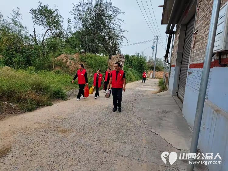 介休市敬老协会志愿者走进绵山镇常乐村入户特困老人88岁乔玉琪家中为老人擦玻璃料理家务送上贴心的服务 - 第4张 - 山西公益人 介休市敬老协会志愿者走进绵山镇常乐村入户特困老人88岁乔玉琪家中为老人擦玻璃料理家务送上贴心的服务 - 第4张