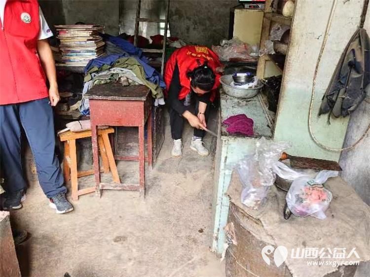 介休市敬老协会志愿者走进绵山镇常乐村入户特困老人88岁乔玉琪家中为老人擦玻璃料理家务送上贴心的服务 - 第14张 - 山西公益人 介休市敬老协会志愿者走进绵山镇常乐村入户特困老人88岁乔玉琪家中为老人擦玻璃料理家务送上贴心的服务 - 第14张