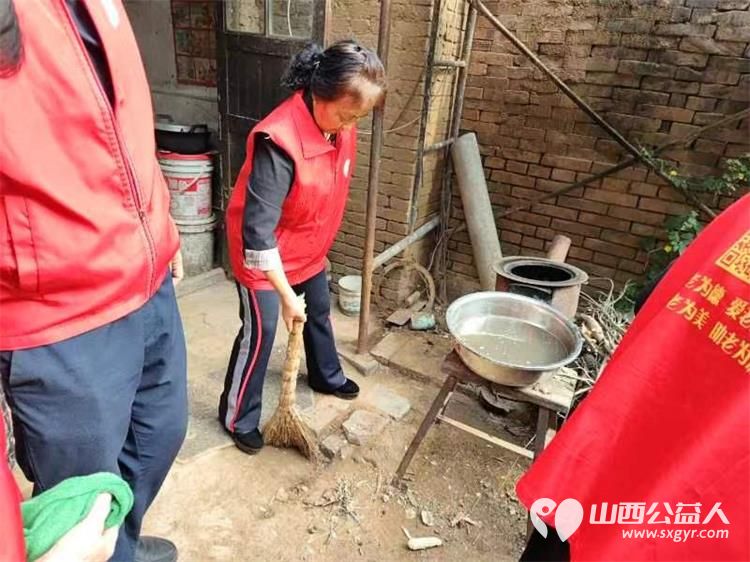 介休市敬老协会志愿者走进绵山镇常乐村入户特困老人88岁乔玉琪家中为老人擦玻璃料理家务送上贴心的服务 - 第19张 - 山西公益人 介休市敬老协会志愿者走进绵山镇常乐村入户特困老人88岁乔玉琪家中为老人擦玻璃料理家务送上贴心的服务 - 第19张
