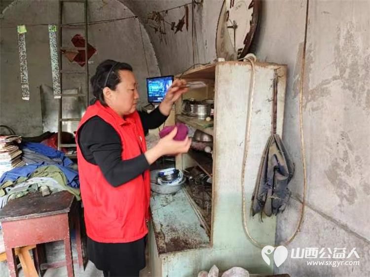 介休市敬老协会志愿者走进绵山镇常乐村入户特困老人88岁乔玉琪家中为老人擦玻璃料理家务送上贴心的服务 - 第13张 - 山西公益人 介休市敬老协会志愿者走进绵山镇常乐村入户特困老人88岁乔玉琪家中为老人擦玻璃料理家务送上贴心的服务 - 第13张