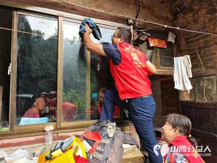 介休市敬老协会志愿者走进绵山镇常乐村入户特困老人88岁乔玉琪家中为老人擦玻璃料理家务送上贴心的服务 - 第10张 - 山西公益人 介休市敬老协会志愿者走进绵山镇常乐村入户特困老人88岁乔玉琪家中为老人擦玻璃料理家务送上贴心的服务 - 第10张