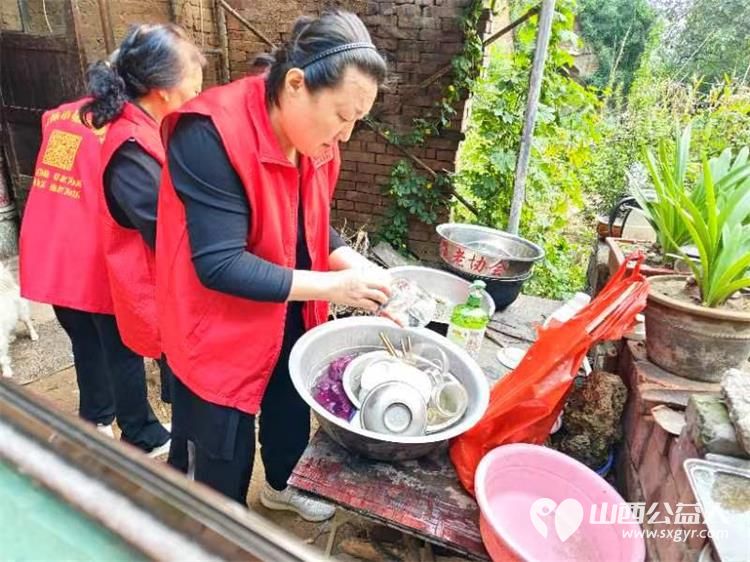 介休市敬老协会志愿者走进绵山镇常乐村入户特困老人88岁乔玉琪家中为老人擦玻璃料理家务送上贴心的服务 - 第15张 - 山西公益人 介休市敬老协会志愿者走进绵山镇常乐村入户特困老人88岁乔玉琪家中为老人擦玻璃料理家务送上贴心的服务 - 第15张
