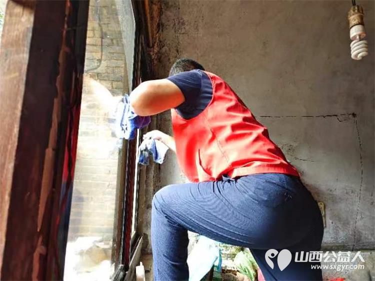 介休市敬老协会志愿者走进绵山镇常乐村入户特困老人88岁乔玉琪家中为老人擦玻璃料理家务送上贴心的服务 - 第7张 - 山西公益人 介休市敬老协会志愿者走进绵山镇常乐村入户特困老人88岁乔玉琪家中为老人擦玻璃料理家务送上贴心的服务 - 第7张