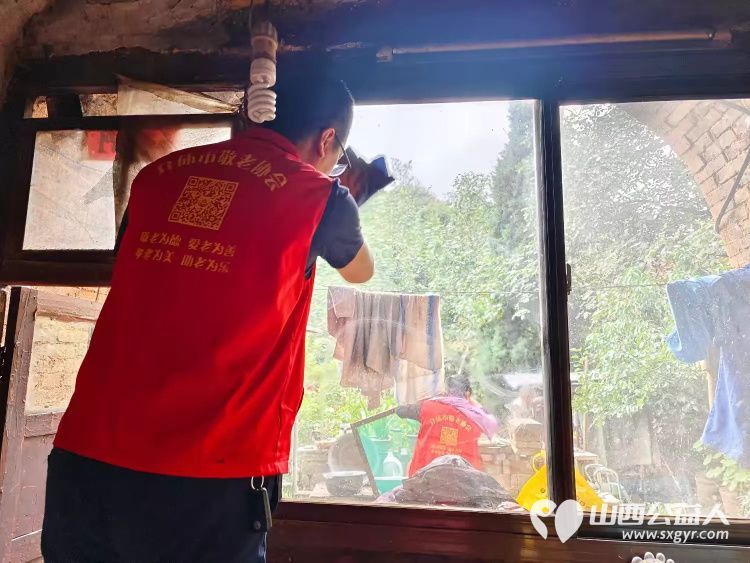 介休市敬老协会志愿者走进绵山镇常乐村入户特困老人88岁乔玉琪家中为老人擦玻璃料理家务送上贴心的服务 - 第5张 - 山西公益人 介休市敬老协会志愿者走进绵山镇常乐村入户特困老人88岁乔玉琪家中为老人擦玻璃料理家务送上贴心的服务 - 第5张