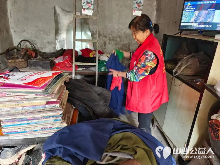 介休市敬老协会志愿者走进绵山镇常乐村入户特困老人88岁乔玉琪家中为老人擦玻璃料理家务送上贴心的服务 - 第12张 - 山西公益人 介休市敬老协会志愿者走进绵山镇常乐村入户特困老人88岁乔玉琪家中为老人擦玻璃料理家务送上贴心的服务 - 第12张