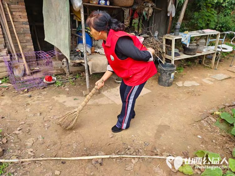 介休市敬老协会志愿者走进绵山镇常乐村入户特困老人88岁乔玉琪家中为老人擦玻璃料理家务送上贴心的服务 - 第20张 - 山西公益人 介休市敬老协会志愿者走进绵山镇常乐村入户特困老人88岁乔玉琪家中为老人擦玻璃料理家务送上贴心的服务 - 第20张