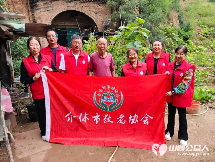 介休市敬老协会志愿者走进绵山镇常乐村入户特困老人88岁乔玉琪家中为老人擦玻璃料理家务送上贴心的服务 - 第1张 - 山西公益人 介休市敬老协会志愿者走进绵山镇常乐村入户特困老人88岁乔玉琪家中为老人擦玻璃料理家务送上贴心的服务 - 第1张