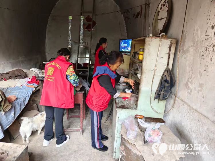 介休市敬老协会志愿者走进绵山镇常乐村入户特困老人88岁乔玉琪家中为老人擦玻璃料理家务送上贴心的服务 - 第11张 - 山西公益人 介休市敬老协会志愿者走进绵山镇常乐村入户特困老人88岁乔玉琪家中为老人擦玻璃料理家务送上贴心的服务 - 第11张