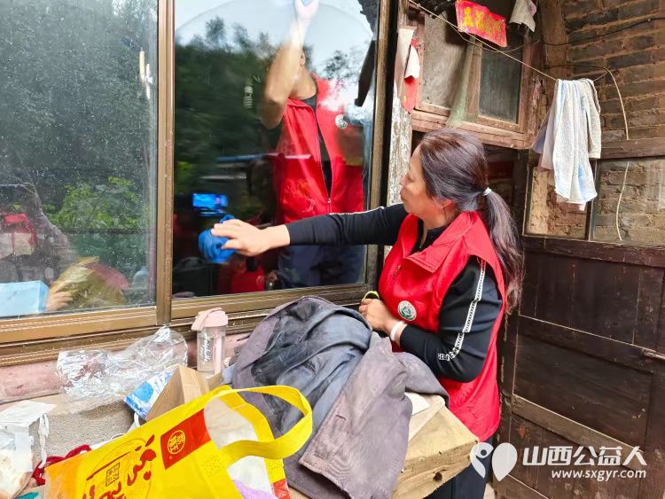 介休市敬老协会志愿者走进绵山镇常乐村入户特困老人88岁乔玉琪家中为老人擦玻璃料理家务送上贴心的服务 - 第6张 - 山西公益人 介休市敬老协会志愿者走进绵山镇常乐村入户特困老人88岁乔玉琪家中为老人擦玻璃料理家务送上贴心的服务 - 第6张