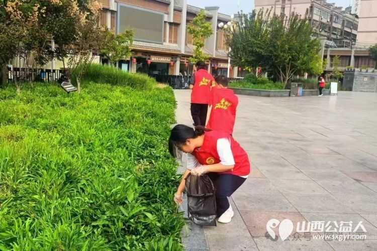 临汾市文明交通志愿者协会安排组织参加志愿活动志愿者9月15日志愿者在鼓楼广场捡拾垃圾清理公共场合卫生维护交通秩序 - 第12张 - 山西公益人 临汾市文明交通志愿者协会安排组织参加志愿活动志愿者9月15日志愿者在鼓楼广场捡拾垃圾清理公共场合卫生维护交通秩序 - 第12张