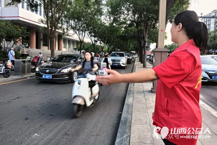 临汾市文明交通志愿者协会安排组织参加志愿活动志愿者9月15日志愿者在鼓楼广场捡拾垃圾清理公共场合卫生维护交通秩序 - 第22张 - 山西公益人 临汾市文明交通志愿者协会安排组织参加志愿活动志愿者9月15日志愿者在鼓楼广场捡拾垃圾清理公共场合卫生维护交通秩序 - 第22张
