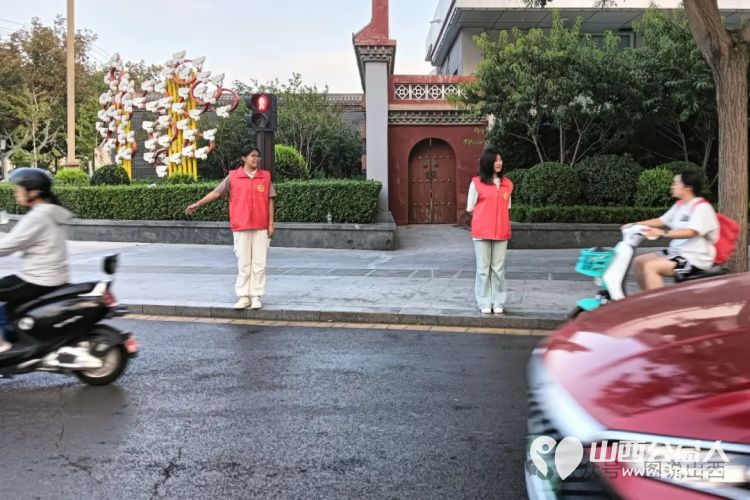 临汾市文明交通志愿者协会安排组织参加志愿活动志愿者9月15日志愿者在鼓楼广场捡拾垃圾清理公共场合卫生维护交通秩序 - 第16张 - 山西公益人 临汾市文明交通志愿者协会安排组织参加志愿活动志愿者9月15日志愿者在鼓楼广场捡拾垃圾清理公共场合卫生维护交通秩序 - 第16张