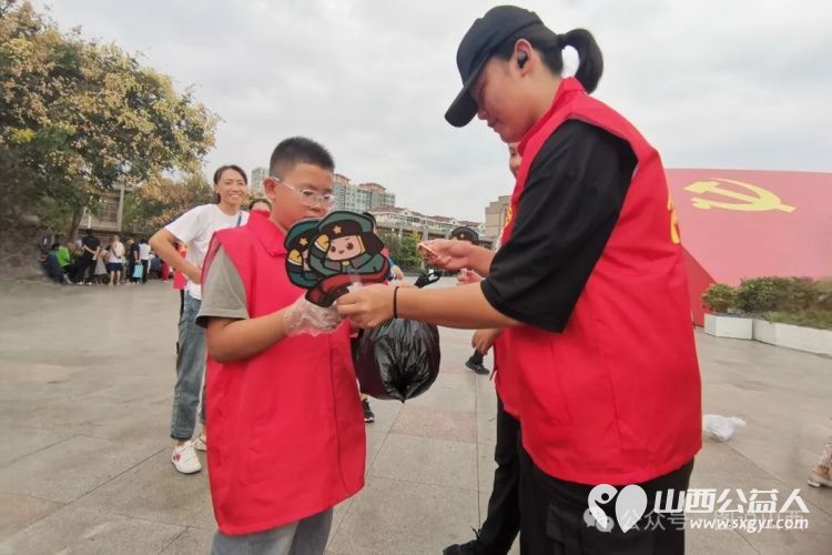 临汾市文明交通志愿者协会安排组织参加志愿活动志愿者9月15日志愿者在鼓楼广场捡拾垃圾清理公共场合卫生维护交通秩序 - 第11张 - 山西公益人 临汾市文明交通志愿者协会安排组织参加志愿活动志愿者9月15日志愿者在鼓楼广场捡拾垃圾清理公共场合卫生维护交通秩序 - 第11张