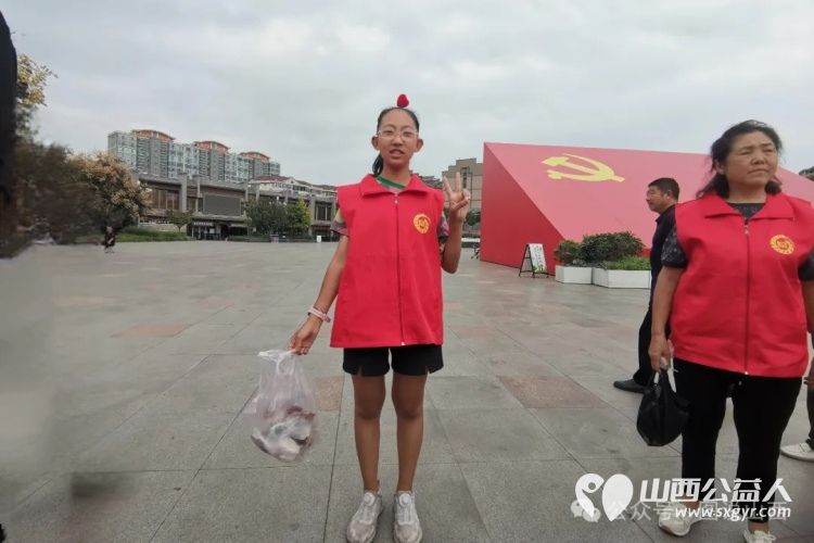 临汾市文明交通志愿者协会安排组织参加志愿活动志愿者9月15日志愿者在鼓楼广场捡拾垃圾清理公共场合卫生维护交通秩序 - 第2张 - 山西公益人 临汾市文明交通志愿者协会安排组织参加志愿活动志愿者9月15日志愿者在鼓楼广场捡拾垃圾清理公共场合卫生维护交通秩序 - 第2张