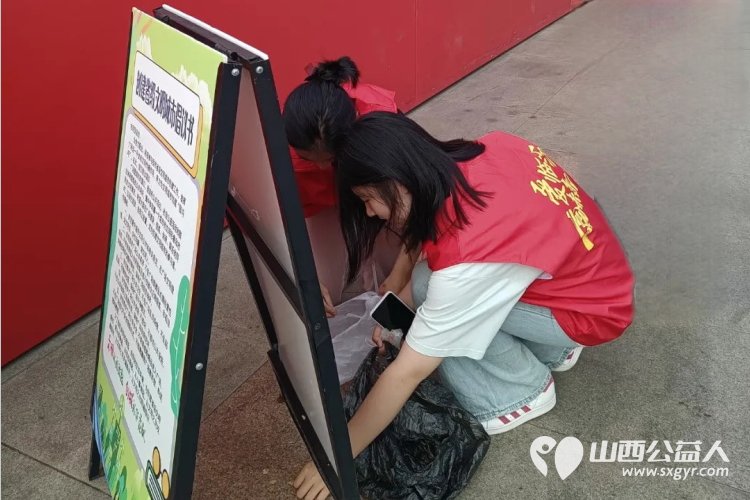 临汾市文明交通志愿者协会安排组织参加志愿活动志愿者9月15日志愿者在鼓楼广场捡拾垃圾清理公共场合卫生维护交通秩序 - 第3张 - 山西公益人 临汾市文明交通志愿者协会安排组织参加志愿活动志愿者9月15日志愿者在鼓楼广场捡拾垃圾清理公共场合卫生维护交通秩序 - 第3张