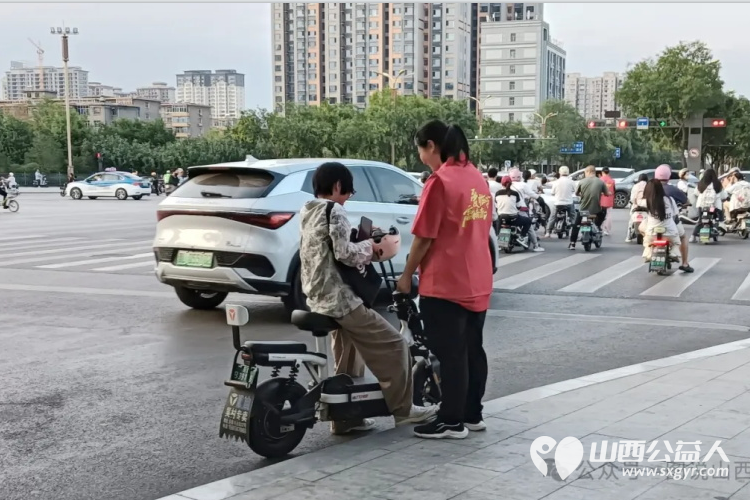 临汾市文明交通志愿者协会安排组织参加志愿活动志愿者9月15日志愿者在鼓楼广场捡拾垃圾清理公共场合卫生维护交通秩序 - 第19张 - 山西公益人 临汾市文明交通志愿者协会安排组织参加志愿活动志愿者9月15日志愿者在鼓楼广场捡拾垃圾清理公共场合卫生维护交通秩序 - 第19张