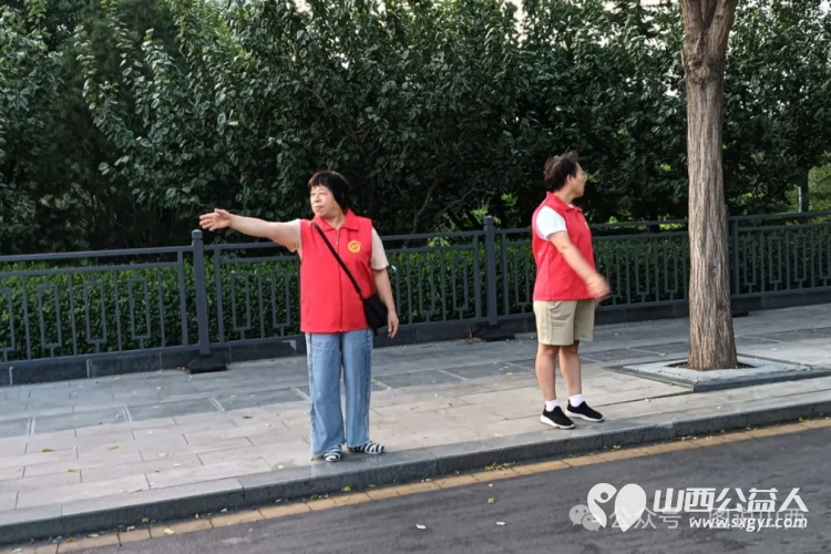 临汾市文明交通志愿者协会安排组织参加志愿活动志愿者9月15日志愿者在鼓楼广场捡拾垃圾清理公共场合卫生维护交通秩序 - 第23张 - 山西公益人 临汾市文明交通志愿者协会安排组织参加志愿活动志愿者9月15日志愿者在鼓楼广场捡拾垃圾清理公共场合卫生维护交通秩序 - 第23张