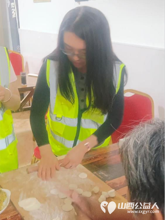 晋中市太谷区心连心志愿者协会组织志愿者清理环境卫生，为老人做顿饭包饺子共同过中秋 - 第8张