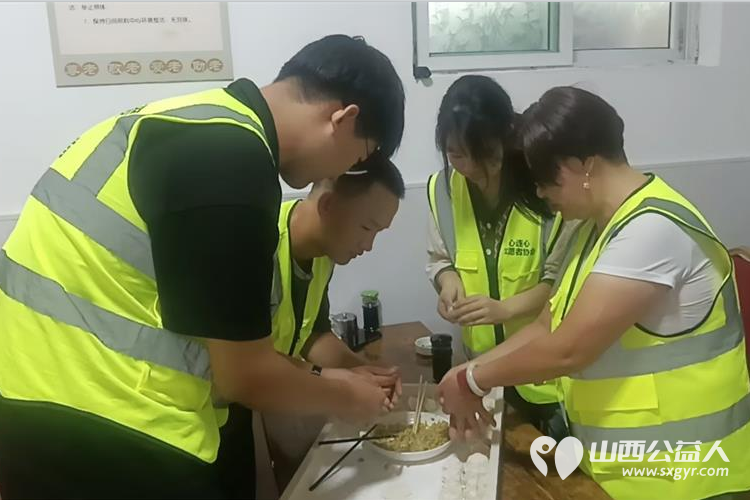 晋中市太谷区心连心志愿者协会组织志愿者清理环境卫生，为老人做顿饭包饺子共同过中秋 - 第6张