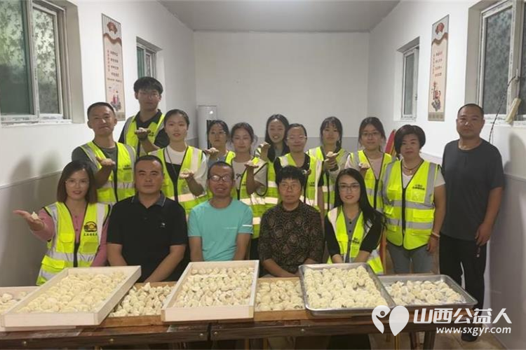 晋中市太谷区心连心志愿者协会组织志愿者清理环境卫生，为老人做顿饭包饺子共同过中秋 - 第4张